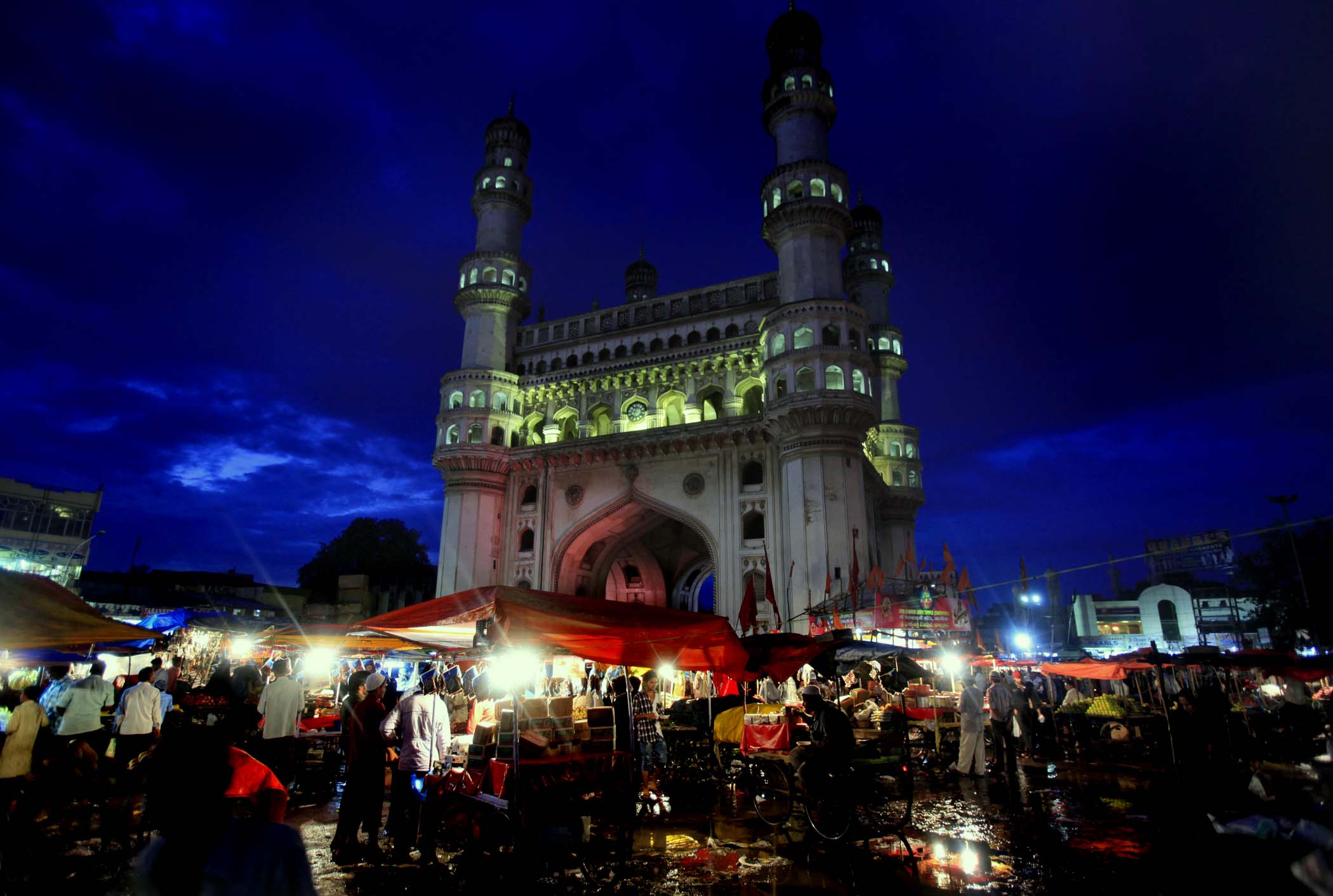 A Walk around Charminar on Ramzan Nights in Hyderabad can be a Lifetime Experience